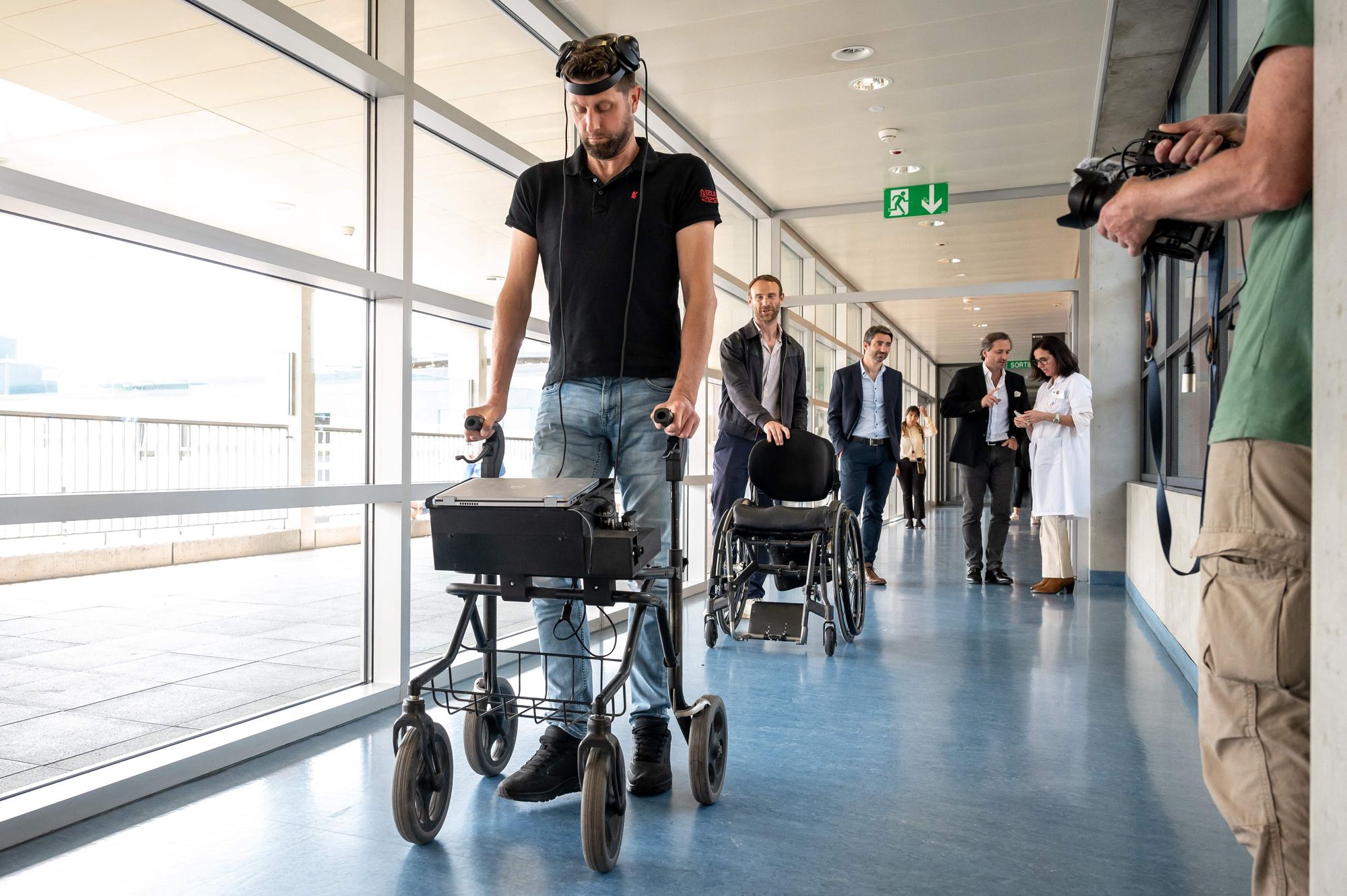 Brain-reading AI device returns walking power to paralyzed man